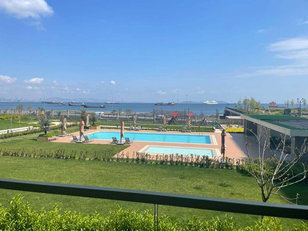 Büyükyalı’da Ful Deniz Manzaralı Satılık 2+1 Daire